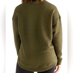 NOBULL Womens quilted pullover